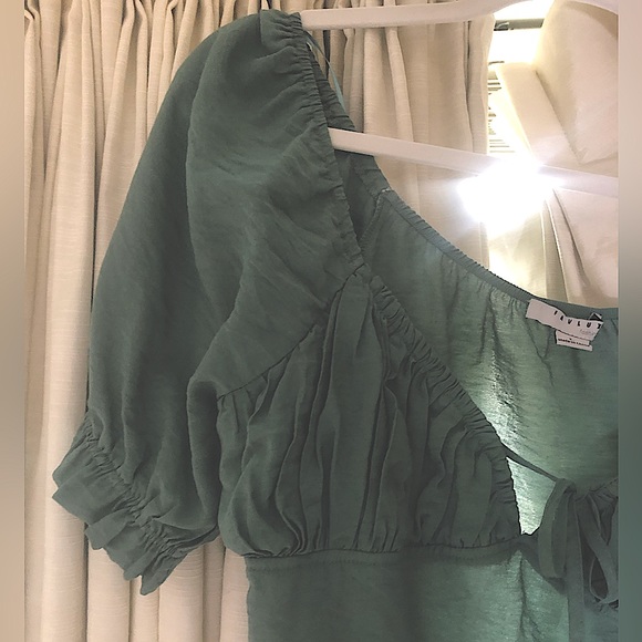 Green Crop Fitted- marked L fits S - Picture 2 of 3